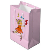 カスタマイズ第5ハッピーバースデーの女の子のバレリーナのパーティー ミディアムペーパーバッグ (正面アングル)
