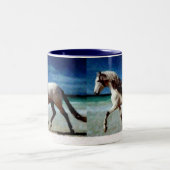 カスタマイズ馬招待状およびカード ツートーンマグカップ (中央)