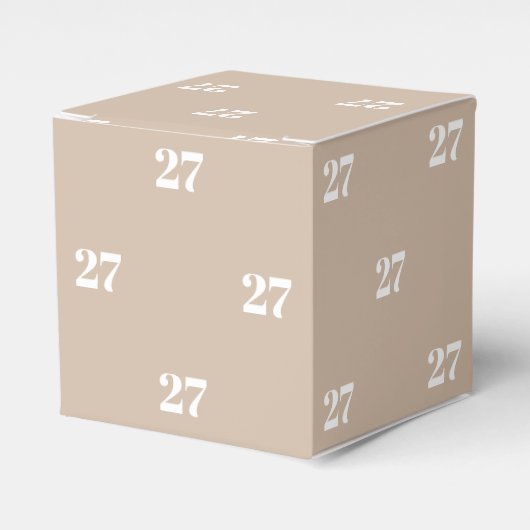 カスタマイズ/イニシャル付きホワイトレター番号ベージュギフト フェイバーボックス (正面サイド)