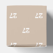 カスタマイズ/イニシャル付きホワイトレター番号ベージュギフト フェイバーボックス (上部)
