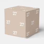 カスタマイズ/イニシャル付きホワイトレター番号ベージュギフト フェイバーボックス (裏面サイド)