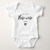 カスタマイズ 可愛い そしてそこには数字が ベビーボディスーツ (正面)