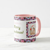 カスタムおばあちゃんのピンクのメリークリスマスフォトティー マグカップ (正面右)