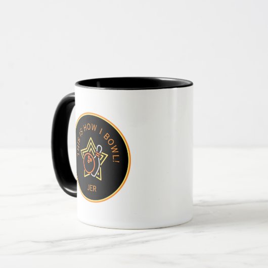 カスタムおもしろいボウリングをする人、 クリケットの投手これが私がスポーツボールをボウルに入れる方法 マグカップ (正面左)