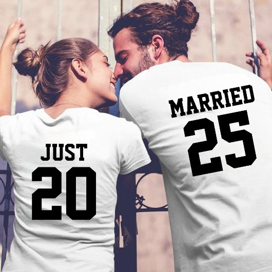 カスタムたった今結婚しましたの結婚新郎新婦カップル Tシャツ