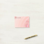 カスタムでガーリーなパステル調のピンクおよびモモのらせん状 ポストイット (デスク上)