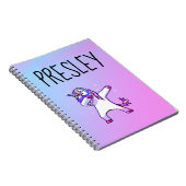 カスタムでパーソナライズなノートのユニコーンの軽打の虹 ノートブック (右側)