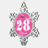 カスタムでパーソナライズなピンクのバレーボールのオーナメント スノーフレークピューターオーナメント (右)