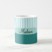 カスタムでパーソナライズな一流のティール(緑がかった色)のストライプな水玉模様 コーヒーマグカップ (中央)