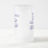 カスタムで幸せな第21誕生日によって曇らされるビールのジョッキ フロストグラスビールジョッキ (中央)