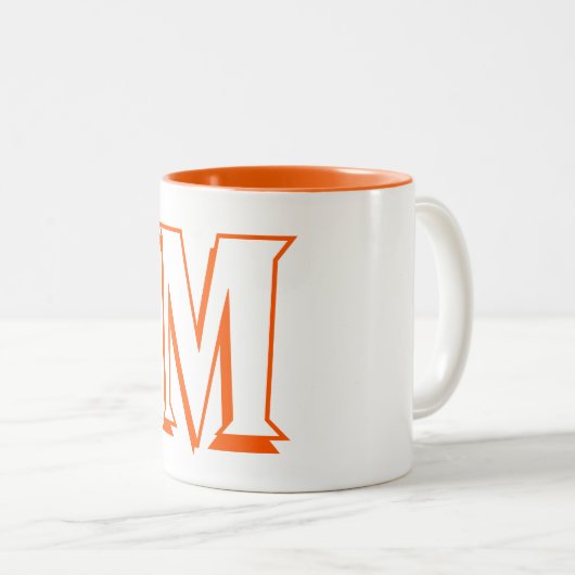 カスタムなオレンジモノグラムのイニシャルのコーヒー茶ミルクのマグ ツートーンマグカップ (正面右)