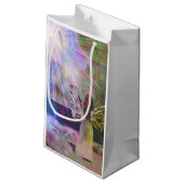 カスタムなギフトバッグを熟視する天使 スモールペーパーバッグ (裏面アングル)