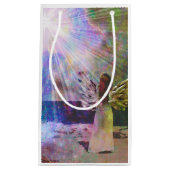 カスタムなギフトバッグを熟視する天使 スモールペーパーバッグ (正面)