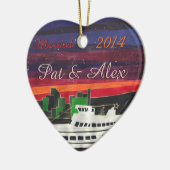 カスタムなクリスマスの船-最初結婚したなクリスマス セラミックオーナメント (左)