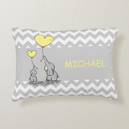 カスタムなシェブロンの灰色白の黄色象のハート アクセントクッション (正面)