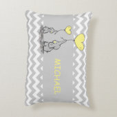 カスタムなシェブロンの灰色白の黄色象のハート アクセントクッション (裏面(縦))