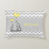 カスタムなシェブロンの灰色白の黄色象のハート アクセントクッション (裏面)