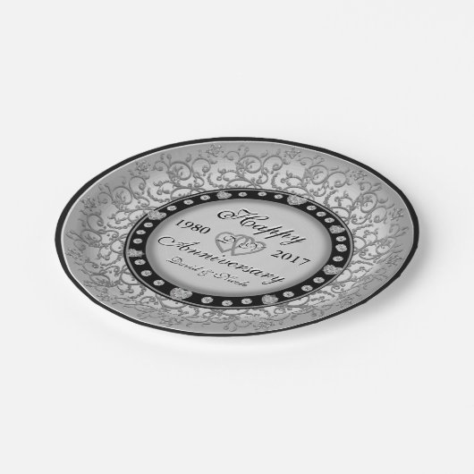 カスタムなハートのモノグラムのOrnamental記念日 ペーパープレート (アングル)