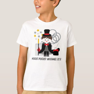 カスタムなブルネットの男の子のHocus Pocusの魔法のTシャツ Tシャツ