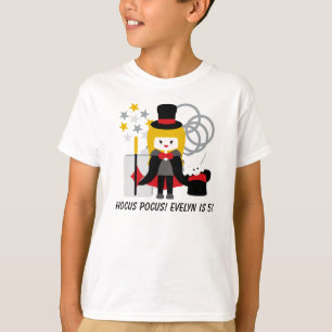 カスタムなブロンドの女の子のHocus Pocusの魔法のTシャツ Tシャツ