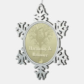 カスタムなメッセージまたは名前のヨガの木 スノーフレークピューターオーナメント (右)