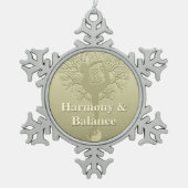 カスタムなメッセージまたは名前のヨガの木 スノーフレークピューターオーナメント (正面)