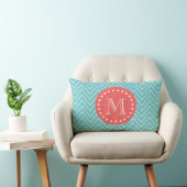 カスタムなモノグラムが付いているティール（緑がかった色）そして珊瑚のシェブロン ランバークッション (椅子)