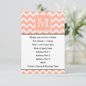 カスタムなモノグラムが付いている珊瑚のピンクおよび白いシェブロン 招待状 (スタンド正面)