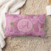 カスタムなモノグラムが付いている甘いピンクの花 ランバークッション (ブランケット)