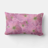 カスタムなモノグラムが付いている甘いピンクの花 ランバークッション (裏面)