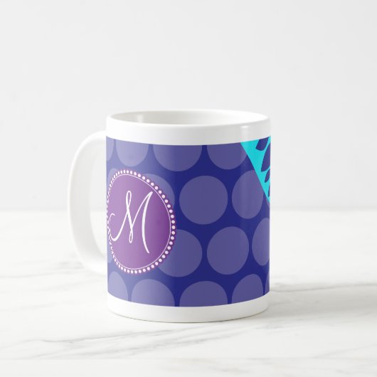 カスタムなモノグラムのイニシャルのティール(緑がかった色)の紫色の水玉模様 コーヒーマグカップ (正面左)