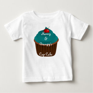 カスタムなワイシャツの乳母及びGrampyのコップのケーキ ベビーTシャツ