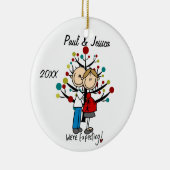 カスタムな予期しているカップルのクリスマスのオーナメント セラミックオーナメント (右)