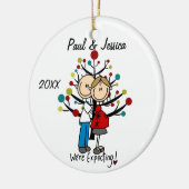 カスタムな予期しているカップルのクリスマスのオーナメント セラミックオーナメント (左)