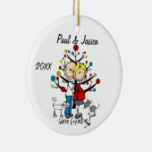 カスタムな予期しているカップル2猫のクリスマスのオーナメント セラミックオーナメント (右)