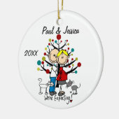 カスタムな予期しているカップル2猫のクリスマスのオーナメント セラミックオーナメント (左)
