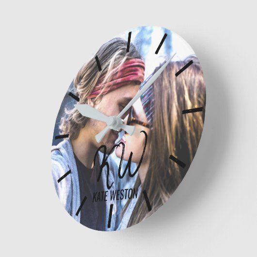 カスタムな写真およびブラシの原稿のモノグラム ラウンド壁時計 (傾斜)