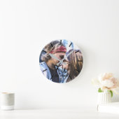 カスタムな写真およびブラシの原稿のモノグラム ラウンド壁時計 (ホーム)