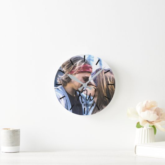 カスタムな写真およびブラシの原稿のモノグラム ラウンド壁時計 (ホーム)