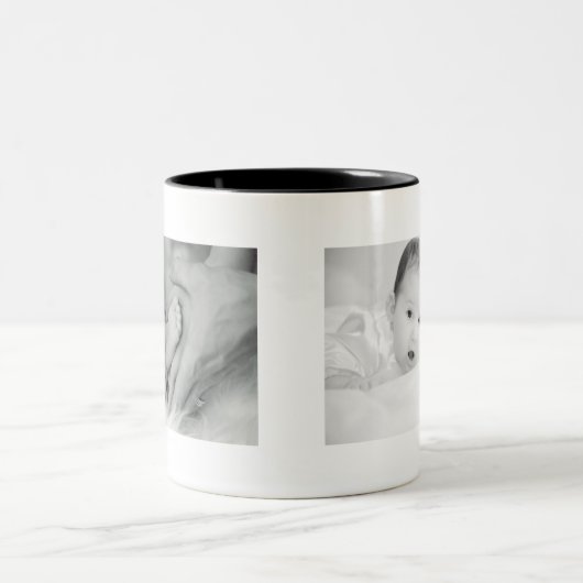 カスタムな写真のパーソナライズなベビーのマグ ツートーンマグカップ (中央)