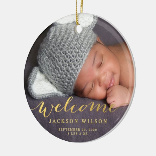 カスタムな写真のベビーの誕生の発表の金ゴールドの原稿 セラミックオーナメント (左)