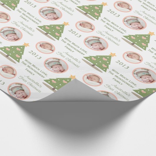 カスタムな写真の初めてのクリスマスの木のピンクのハート ラッピングペーパー (角)