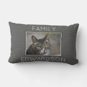 カスタムな写真の灰色のバーラップ家族のモノグラムの名前 ランバークッション (裏面)