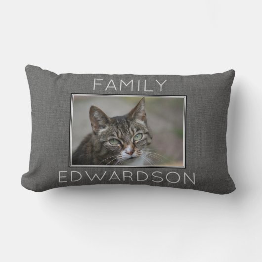 カスタムな写真の灰色のバーラップ家族のモノグラムの名前 ランバークッション (正面)