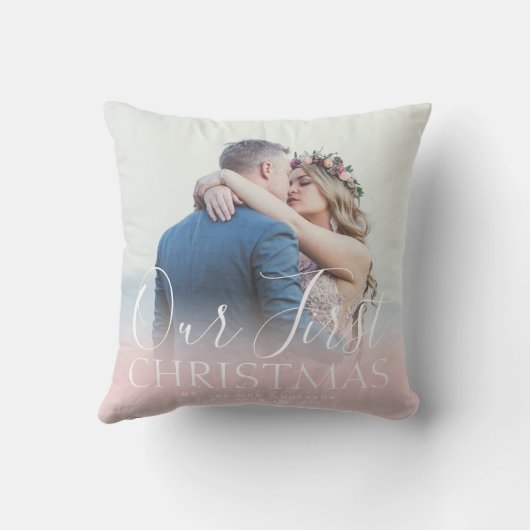 カスタムな写真休日を結婚する私達の初めてのクリスマス クッション (裏面)
