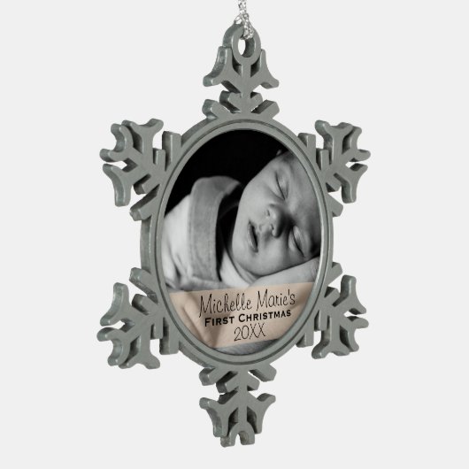 カスタムな写真年のベビーの初めてのクリスマス スノーフレークピューターオーナメント (左)