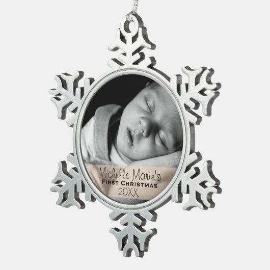 カスタムな写真年のベビーの初めてのクリスマス スノーフレークピューターオーナメント (右)