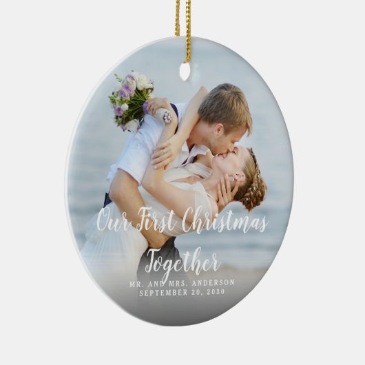 カスタムな写真私達の一緒の初めてのクリスマスの氏夫人 セラミックオーナメント (右)