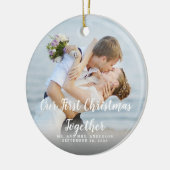 カスタムな写真私達の一緒の初めてのクリスマスの氏夫人 セラミックオーナメント (左)