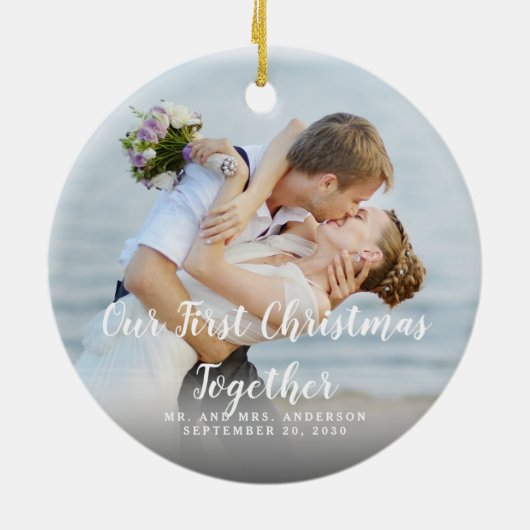 カスタムな写真私達の一緒の初めてのクリスマスの氏夫人 セラミックオーナメント (裏面)